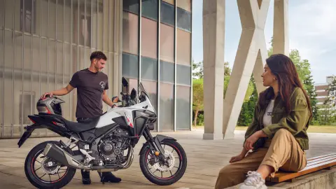 Honda NX500 à l’arrêt avec deux mannequins