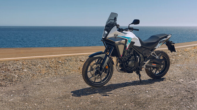 Cliché d’une Honda NX500 vue de côté hors route près d’une côte