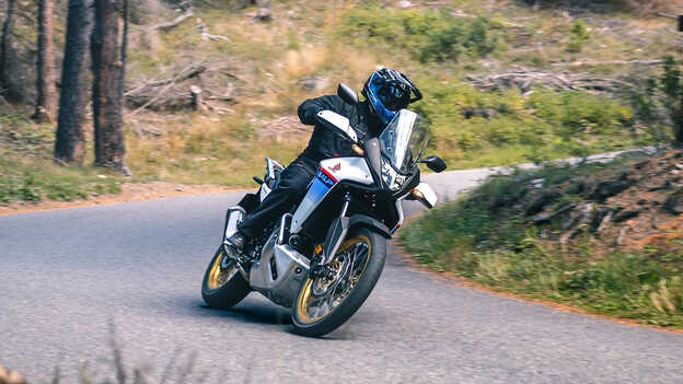 XL750 Transalp dans un virage dans une zone boisée.