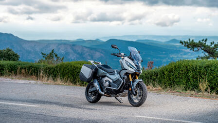 Vue de trois quarts avant du X-ADV statique