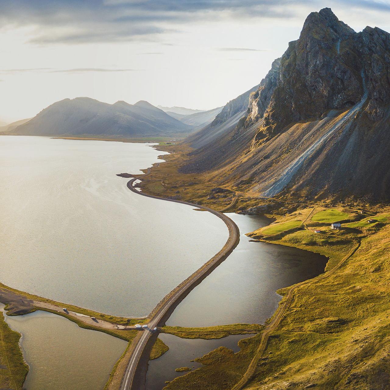Route panoramique en Islande, sublime panorama aérien de paysages naturels, de montagnes et de la côte au coucher du soleil
