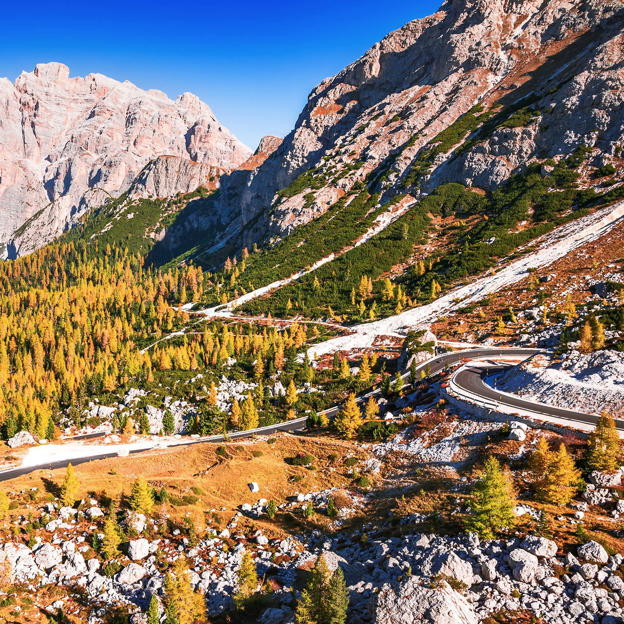 Passo Valparola, Italie. Vue de la serpentine dans le Tyrol, Alpes Dolomites. Vue sur la montagne Cima Cunturines (3 064 m) de Passo di Valparola en automne à proximité de Cortina d’Ampezzo, Belluno en Italie