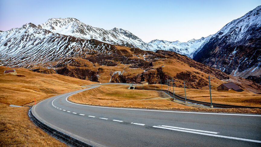 Route le long des Alpes suisses à Andermatt