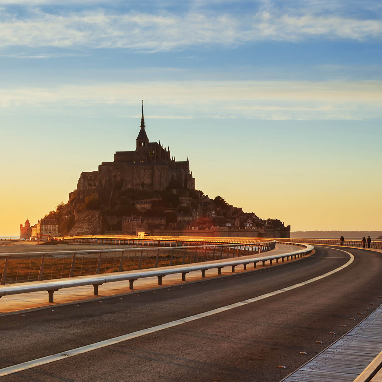 Route du Mont-Saint-Michel au coucher du soleil, Normandie. France
