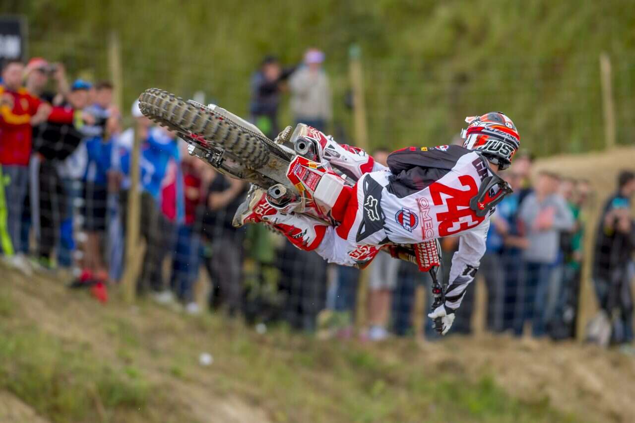 Tim Gajser saute sur une Honda CRF450R