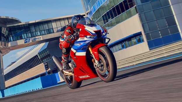 CB1000RR-R Fireblade sur piste en ligne droite avec pilote