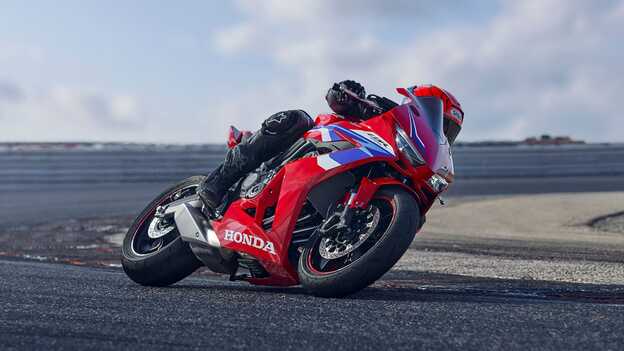 CBR650R sur piste, cliché en mouvement dans un virage avec pilote