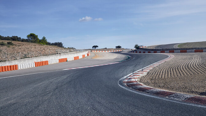 Fireblade sur une voie de stands sur piste de course à l’arrêt