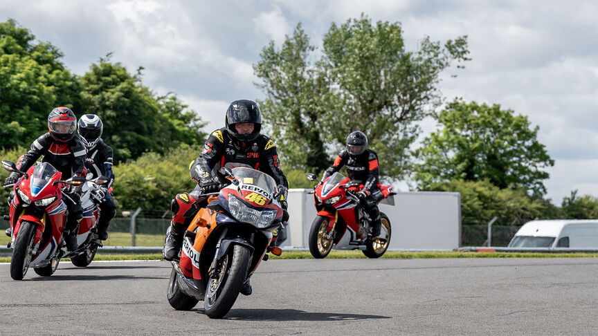 Fireblade 2024 avec pilote sur piste