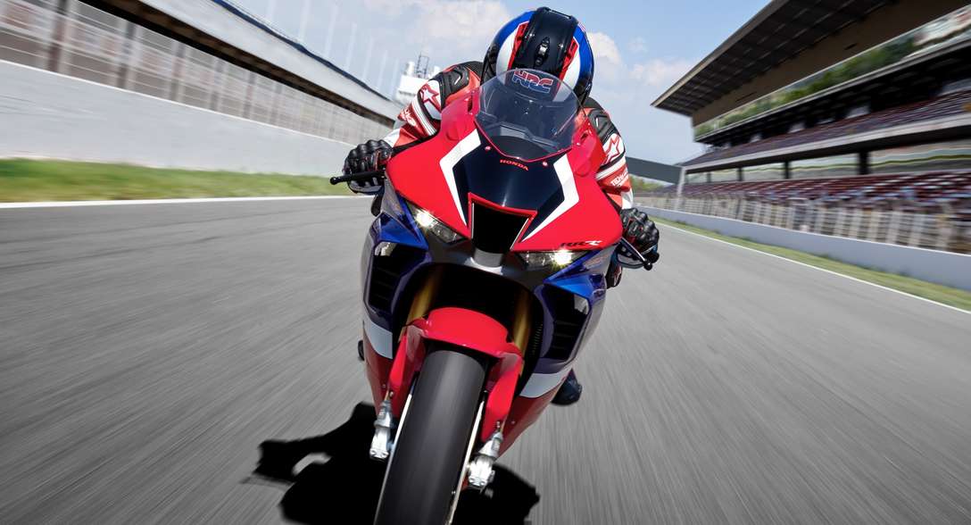 Vue avant de la Honda CBR1000RR-R Fireblade SP, conduite sur piste