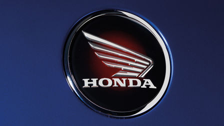 Badge ailé d'une moto Honda.