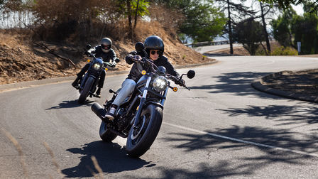 Vue avant de deux motos Honda.