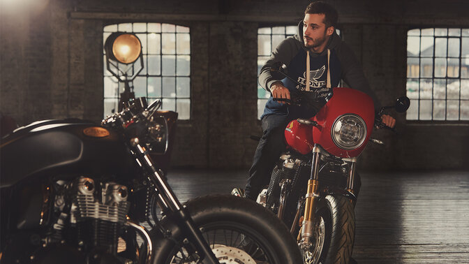 Mannequin portant des vêtements Honda Vintage avec sweat à capuche sur une moto