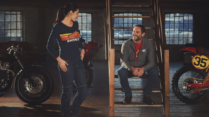 Un homme et une femme portant des vêtements vintage Honda.