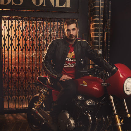 Homme portant un t-shirt vintage Honda.