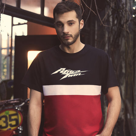 Homme portant un t-shirt vintage Honda avec le logo Africa Twin.