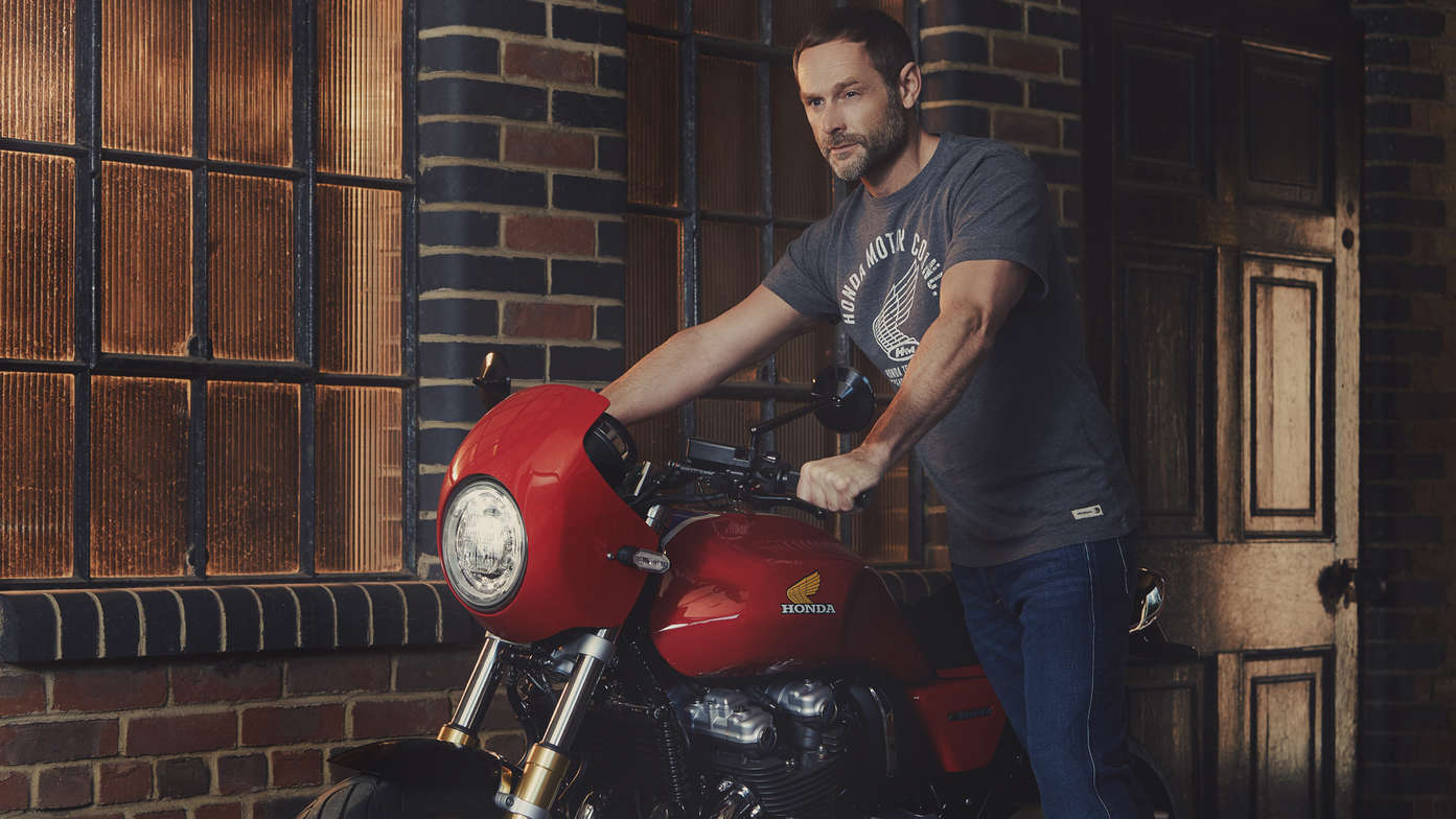 Homme portant un t-shirt vintage Honda.