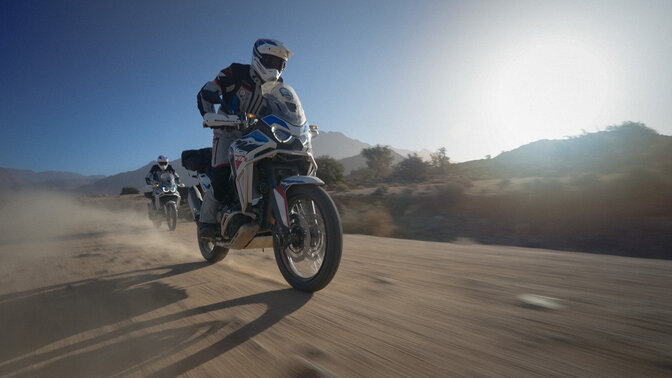 Deux pilotes HAR en tout-terrain avec des montagnes en arrière-plan