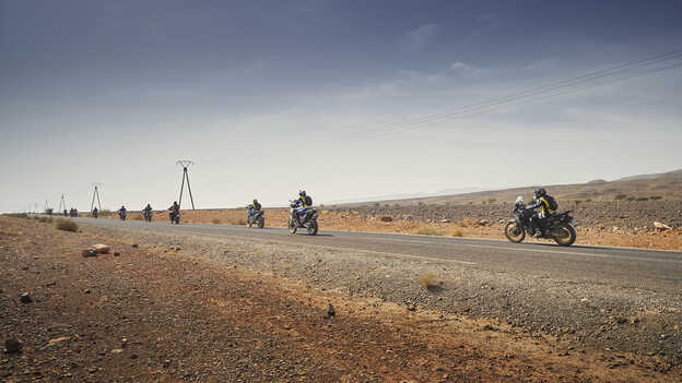 Motards Honda Africa Twin au Maroc sur route goudronnée.