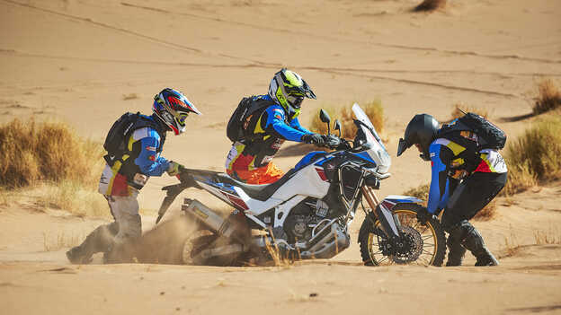 Moto Africa Twin poussée dans ses derniers retranchements sur un terrain difficile.