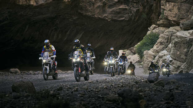 Les motards traverseront un col de montagne sur leur Africa Twin.