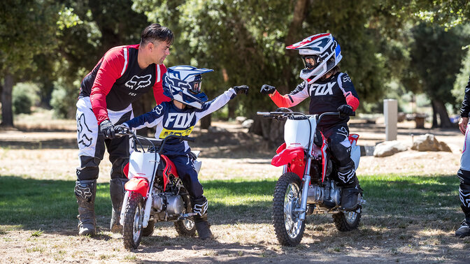 Honda CRF110F hors route avec de jeunes pilotes