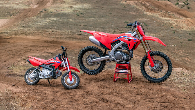 Honda CRF50R et CRF250R statiques hors route