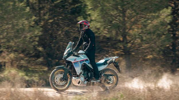 Prise de vue dynamique du XL750 côté conducteur avec motard