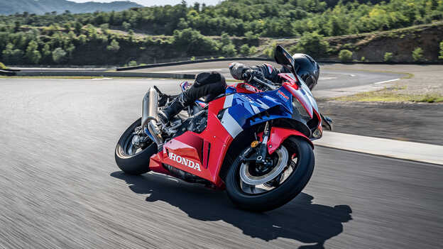 CBR1000RR-R Fireblade avec motard sur piste