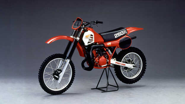 Vue de côté de la Honda CR250R (1981) en studio.