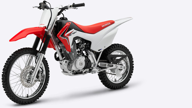 Vue trois quarts latérale gauche d'une CRF125F rouge.