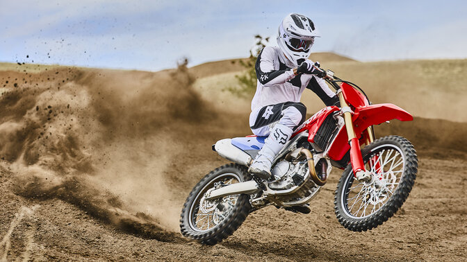 Honda CRF450R en piste avec un pilote de motocross
