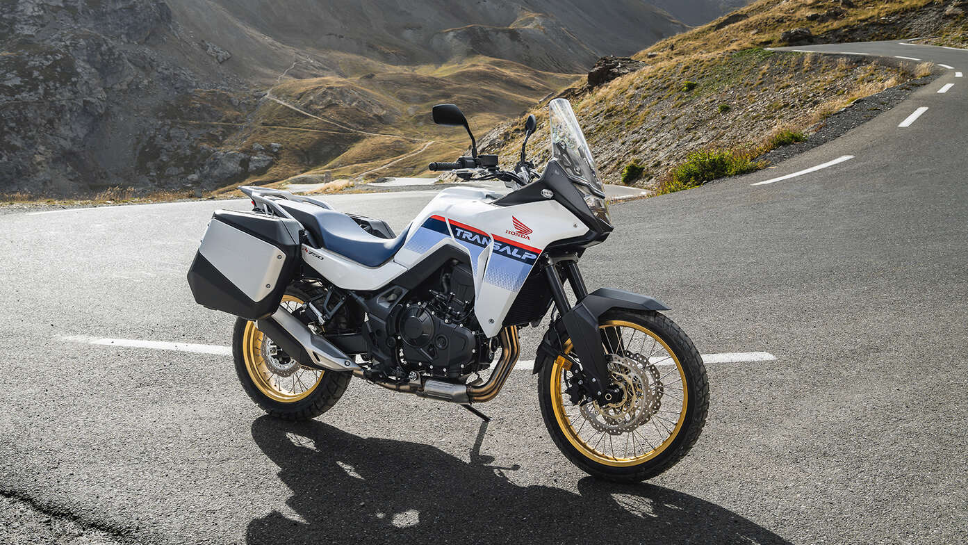 Honda XL750 Transalp dans un col de montagne