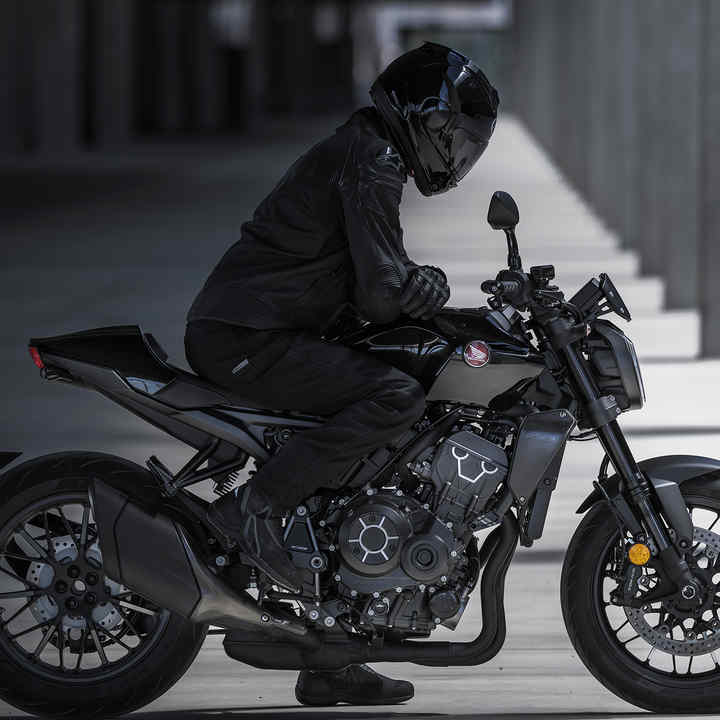 Vue côté droit et statique de la Honda CB1000R Black Edition, avec pilote