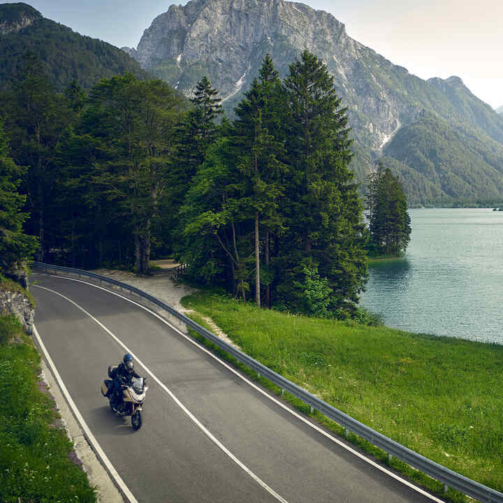 Vue de trois quarts face du NT1100 2025 sur un chemin forestier