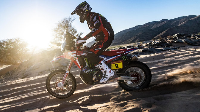 Vue latérale gauche de la Honda CRF450 dans des dunes de sable.