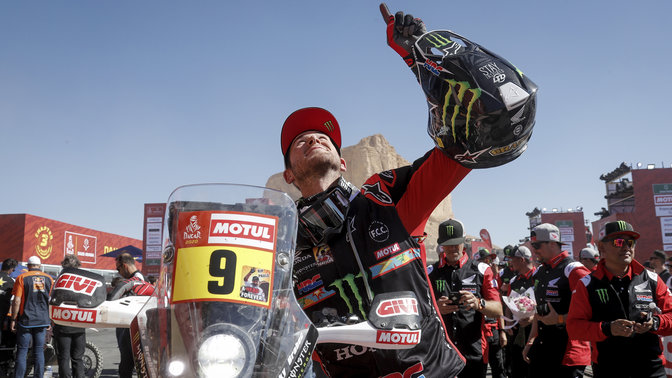 Pilote de Honda Rally qui fête une victoire.