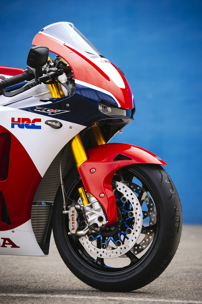 Vue avant lat&eacute;rale en gros plan de la RC213V-S