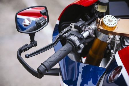 Vue avant lat&eacute;rale en gros plan du r&eacute;troviseur et du guidon de la RC213V-S