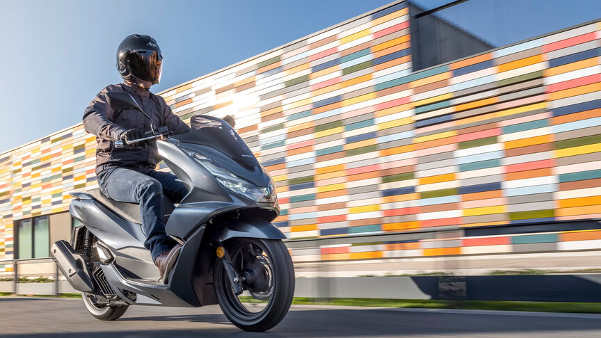 Honda scooter 125 PCX125 – Prise de vue dynamique ¾ arrière avec pilote