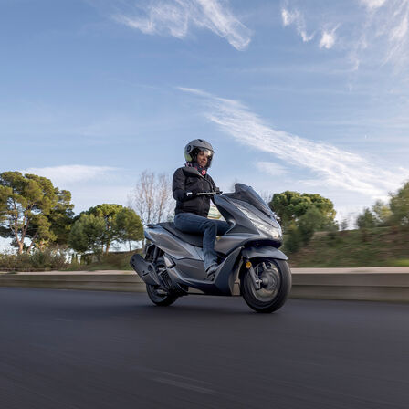 3/4 avant du Honda scooter 125 PCX125 sur la route