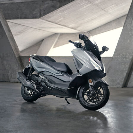 Vue du Honda Forza 125 en stationnement.