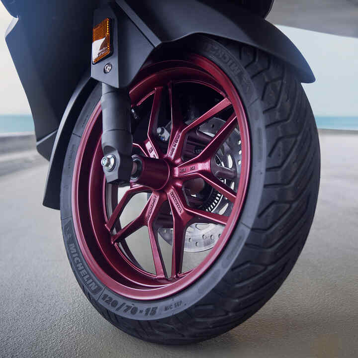 Roue avant du Forza 125 Special Edition.