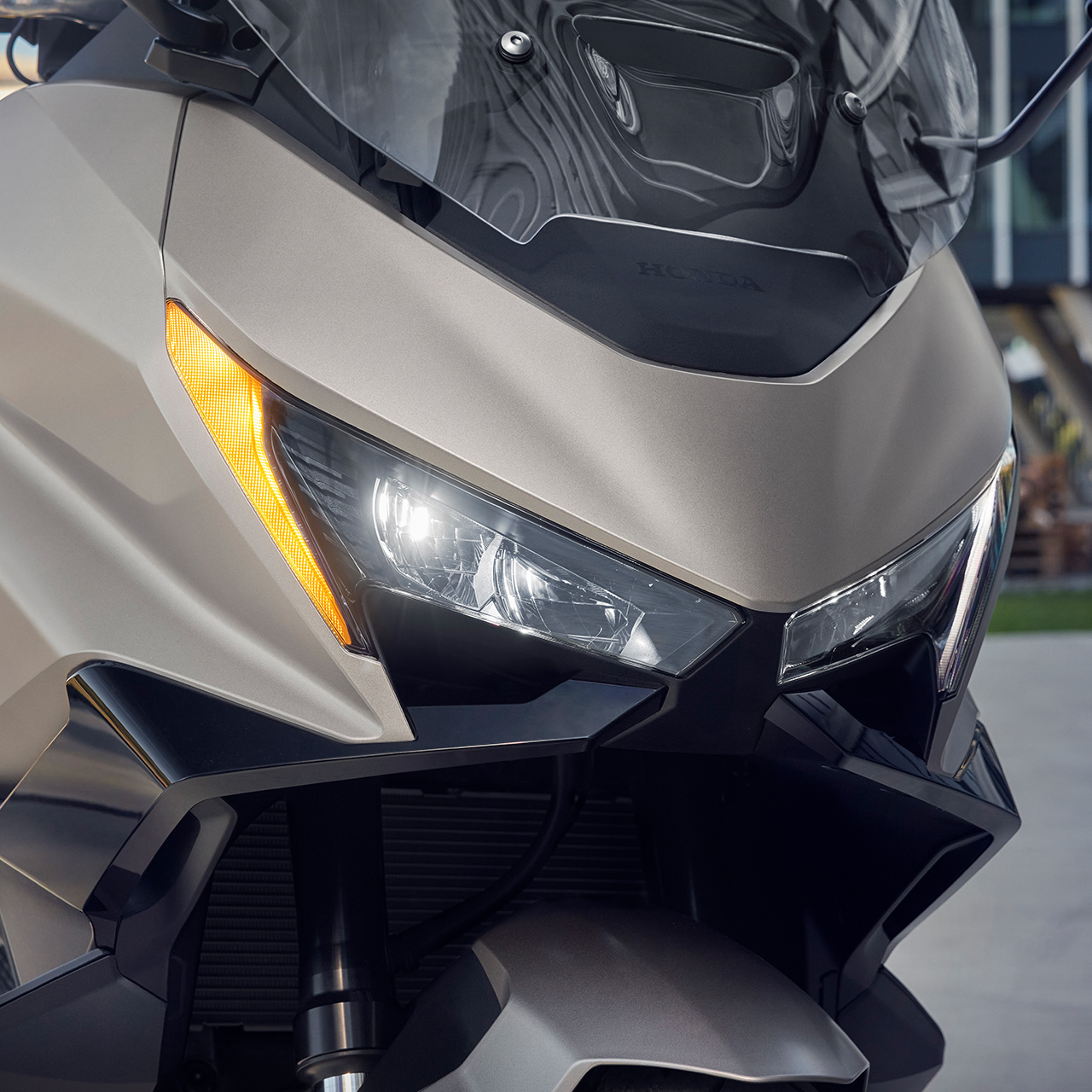 Gros plan sur la visibilité de la signature lumineuse du Forza 750