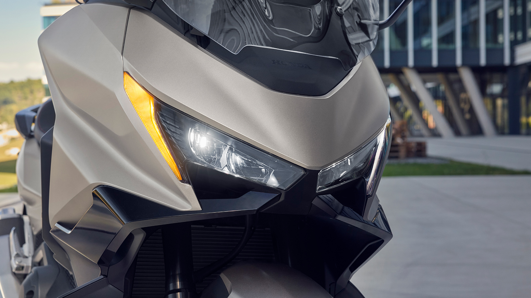 Gros plan sur la visibilité de la signature lumineuse du Forza 750