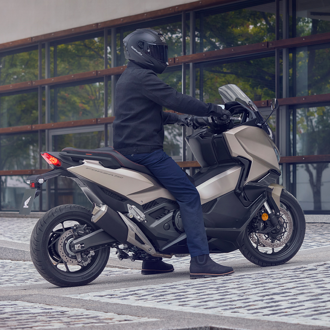 Forza 750 stationné dans une rue.