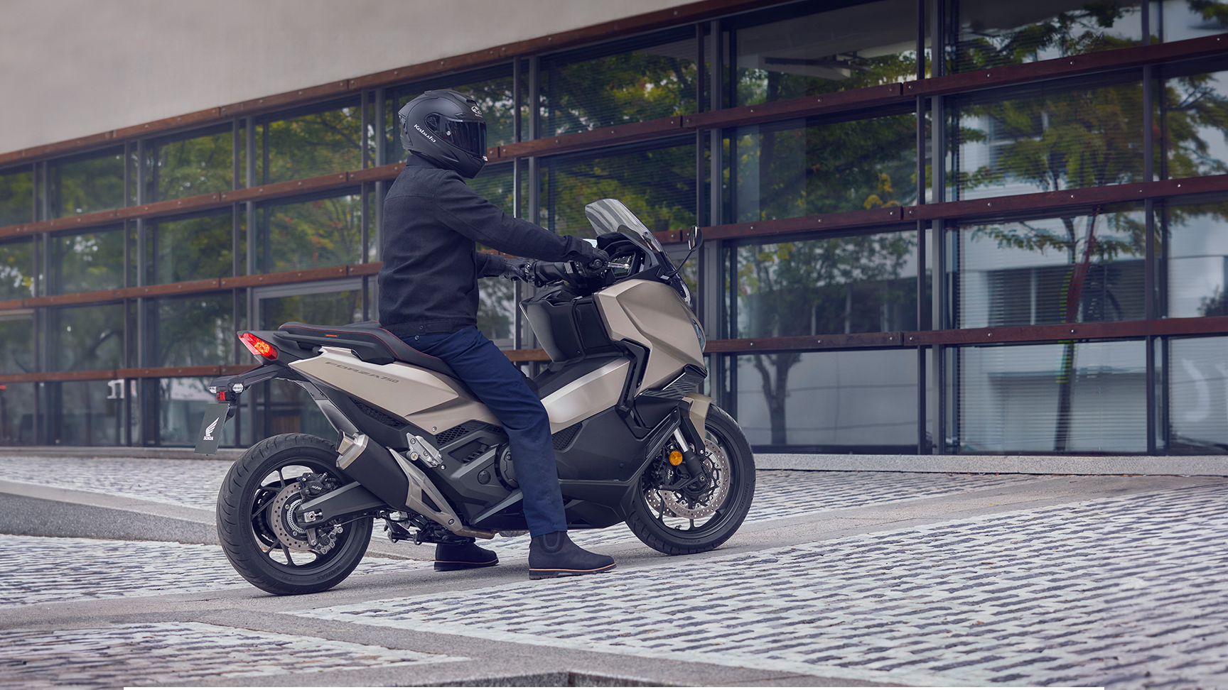 Forza 750 stationné dans une rue.
