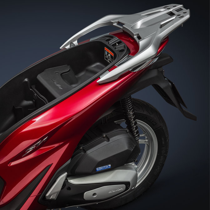 scooter grandes roues Honda SH125i, zoom sur le compartiment de rangement de la selle