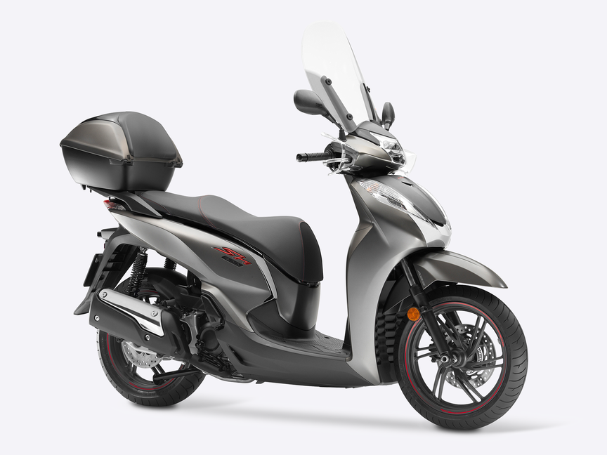 Vue de trois quarts face du Honda SH300i avec un top box et une bulle.