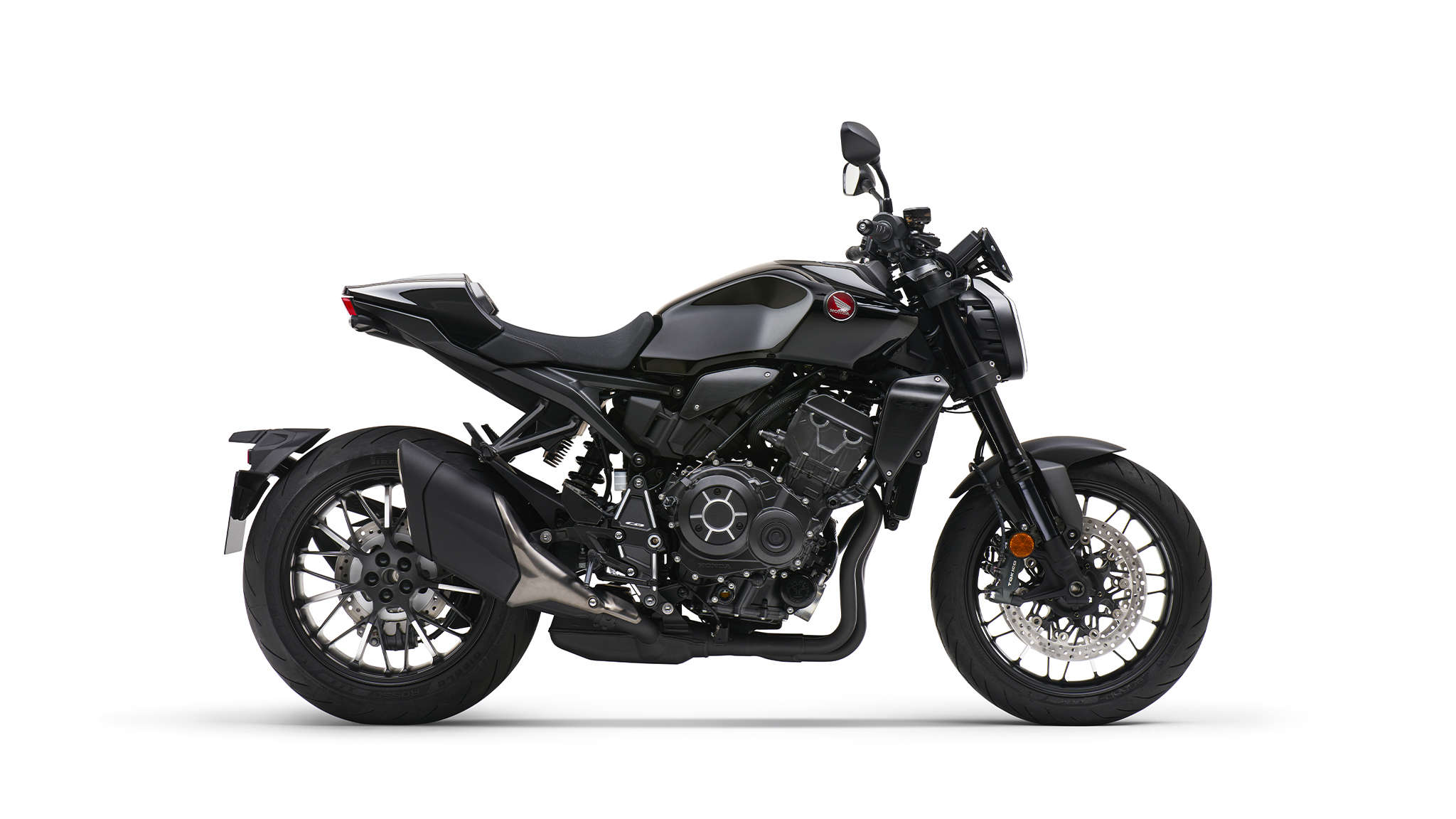 Coté droit du roadster Honda CB1000R Black Edition, noire, prise en studio